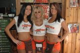 hooters-girls-2.jpg