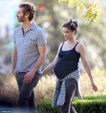 237F66F400000578-2849302-Ready_for_baby_Pregnant_Amanda_Peet_walked_with_husband_David_Be-55_1...jpg