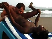 interracial_couple_sex_on_the_beach-4_tmb.jpg