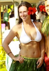 49715217_jennifer-love-hewitt-bikini-top-candids-in-maui-02.jpg