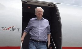 Julian-Assange-211792-1067221685.jpg